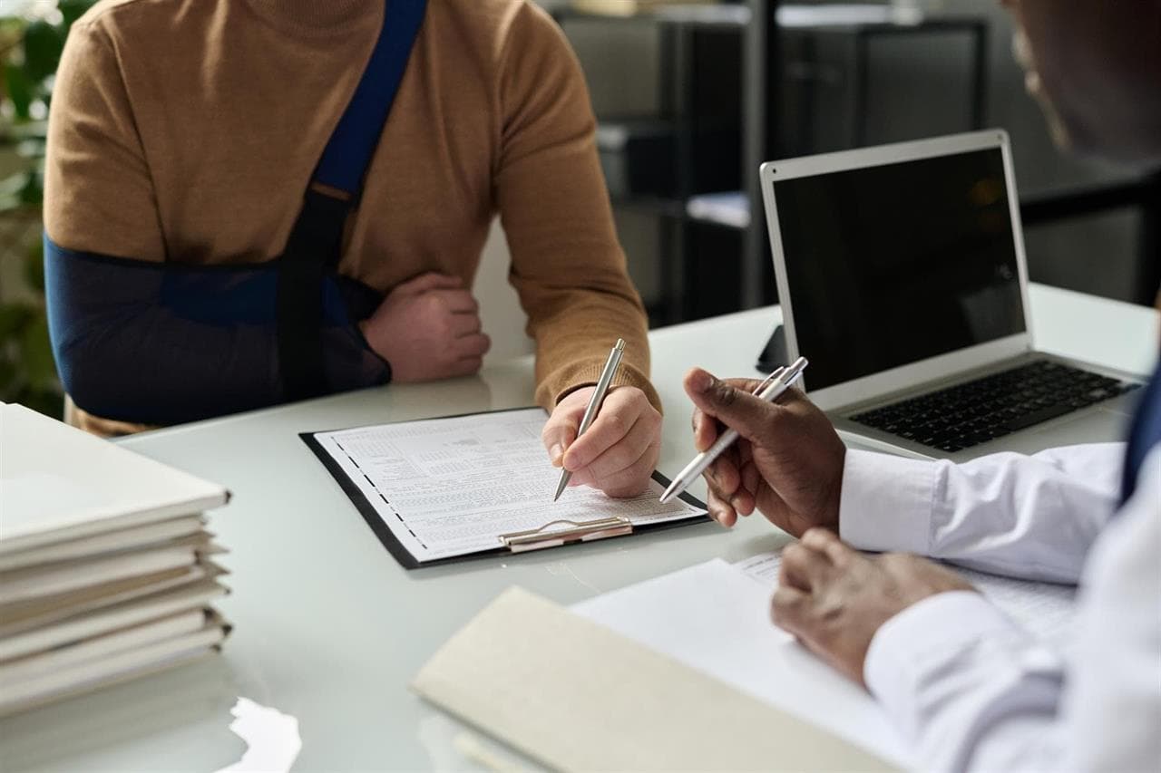 ¿Qué responsabilidades debe asumir el empleador ante un accidente laboral?